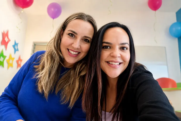 Candice MacDonald y Paola Cofiño, cofundadoras de Skills, sonríen juntas en un aula decorada con globos.